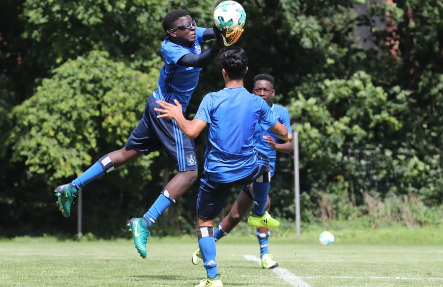 Wird auch in Moskau so beherzt zupacken: U15-Keeper Steven Mensah.