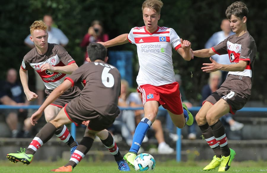U17-Kicker Lenny Borges (M.) steht vor seinem Debüt in der Nationalmannschaft.