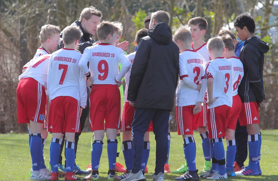 Holt euch auch den zweiten Saisonsieg! Coach Lennart Gudella schwört seine Jungs ein.