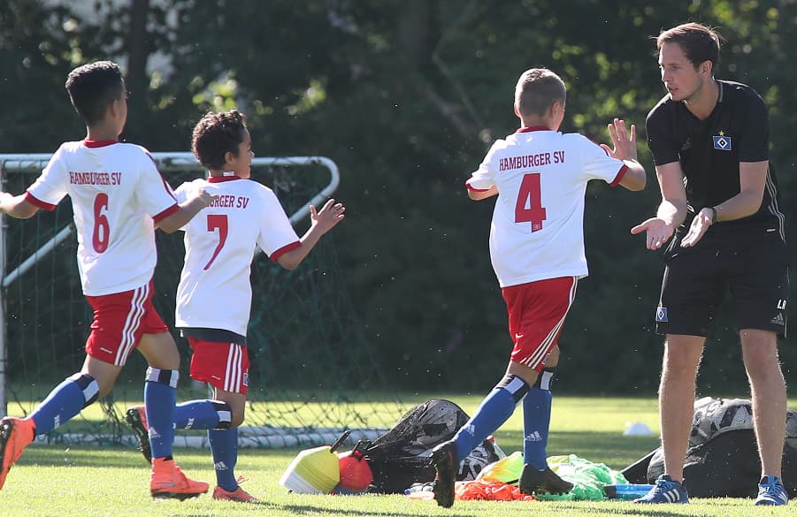 So möchten die U11-Kicker mit ihrem Trainer Lukas Rösel auch am Sonnabend feiern.