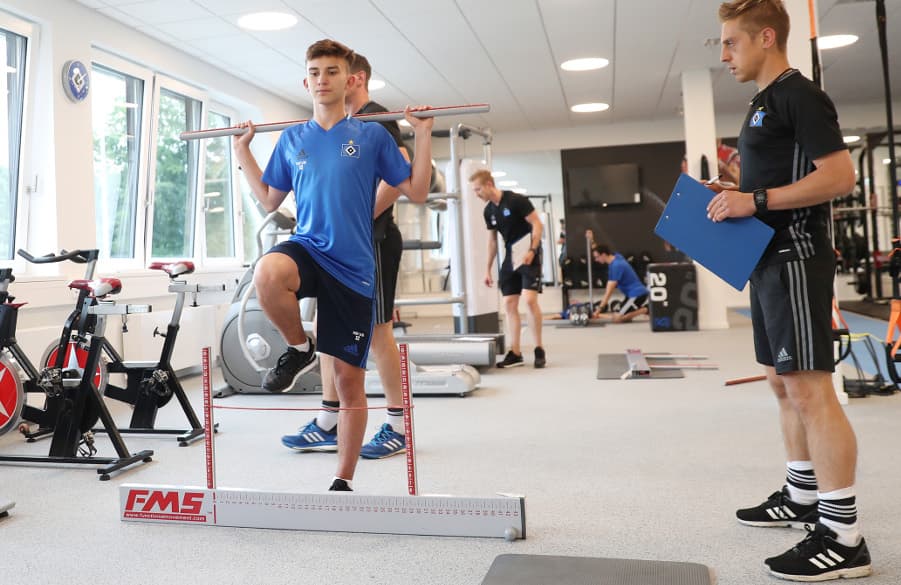 Im kleineren der zwei Athletikräume wurden die U16-Kicker auf ihre Beweglichkeit getestet.
