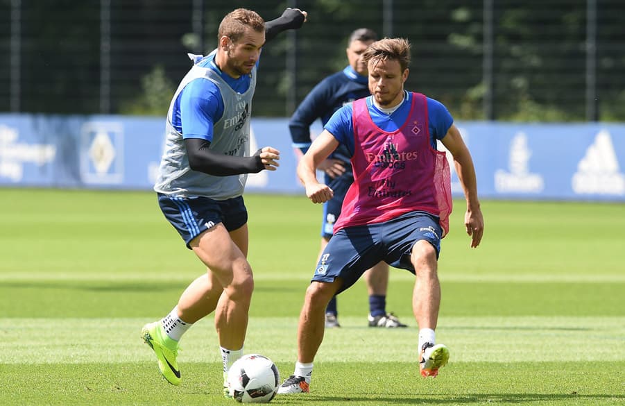 Pierre-Michel Lasogga im Zweikampf gegen Nicolai Müller.