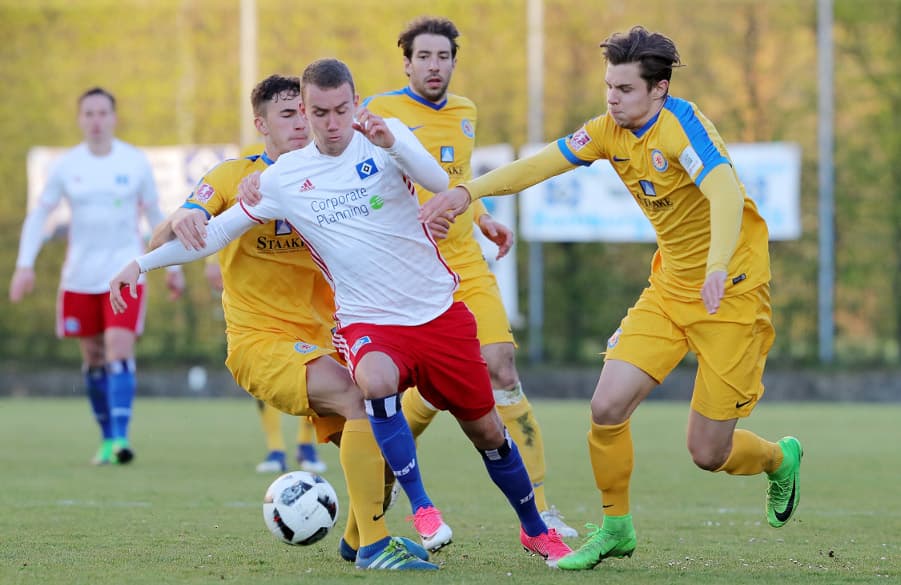 Luca Waldschmidt (M.) ist von drei Gegenspielern umringt.