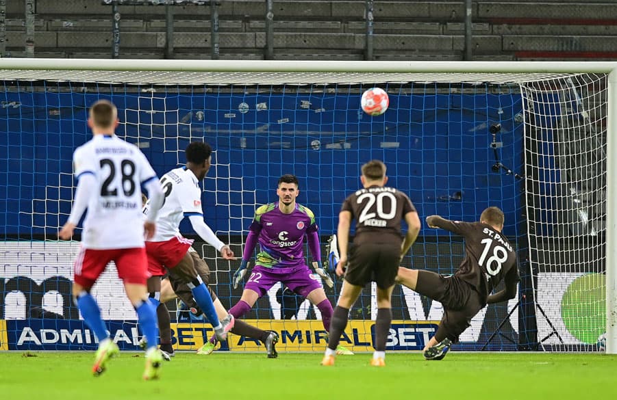 Das hätte die frühe HSV-Führung sein können. In der dritten Spielminute wird der HSV erstmals gefährlich, doch Faride Alidou zielt aus zentraler Position etwas zu hoch.