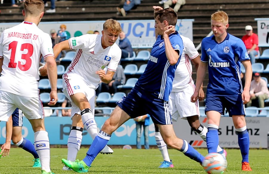 Fiete Arp (M.) mit dem satten Schuss zum 1:0-Sieg gegen Schalke 04.