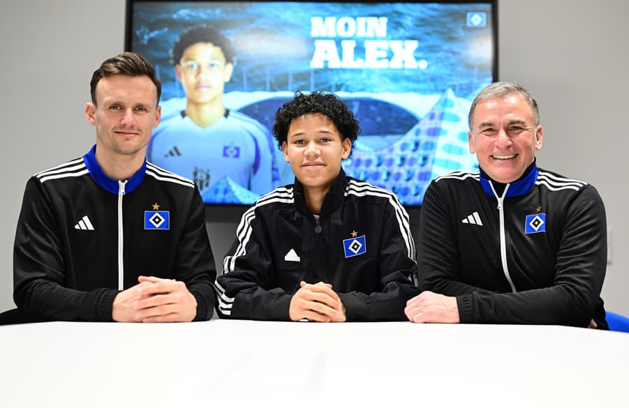 Heißen Alexander Rössing-Lelesiit (Mitte) herzlich willkommen: Direktor Sport Claus Costa (li.) und Vorstand Stefan Kuntz (re.).