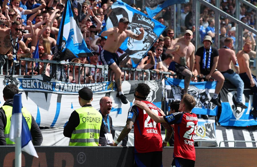 Jubel ohne Grenzen: Davie Selke feiert seinen 21. Saisontreffer und das 3:0 in Darmstadt mit den mitgereisten HSV-Fans.