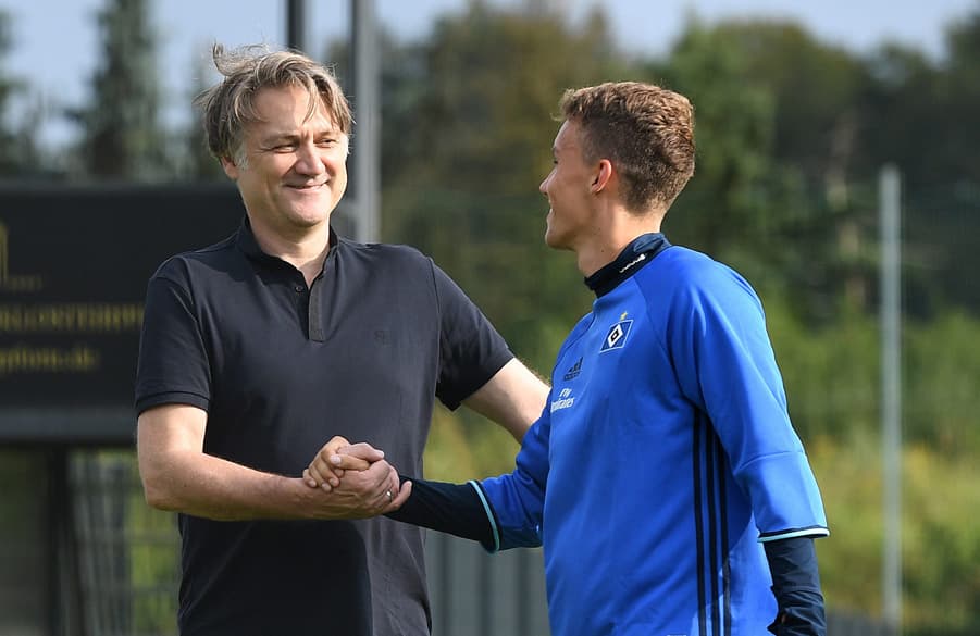 Dietmar Beiersdorfer and Luca Waldschmidt shaking hands.