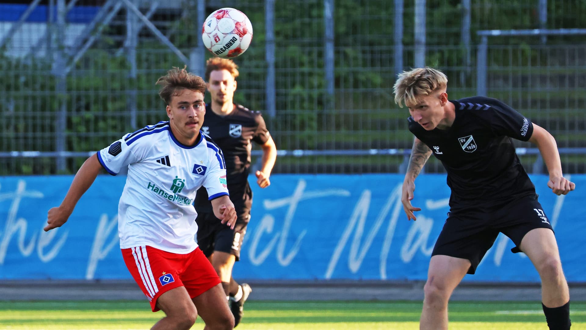 Zweikampf beim Spiel zwischen dem HSV II und dem SV Todesfelde.