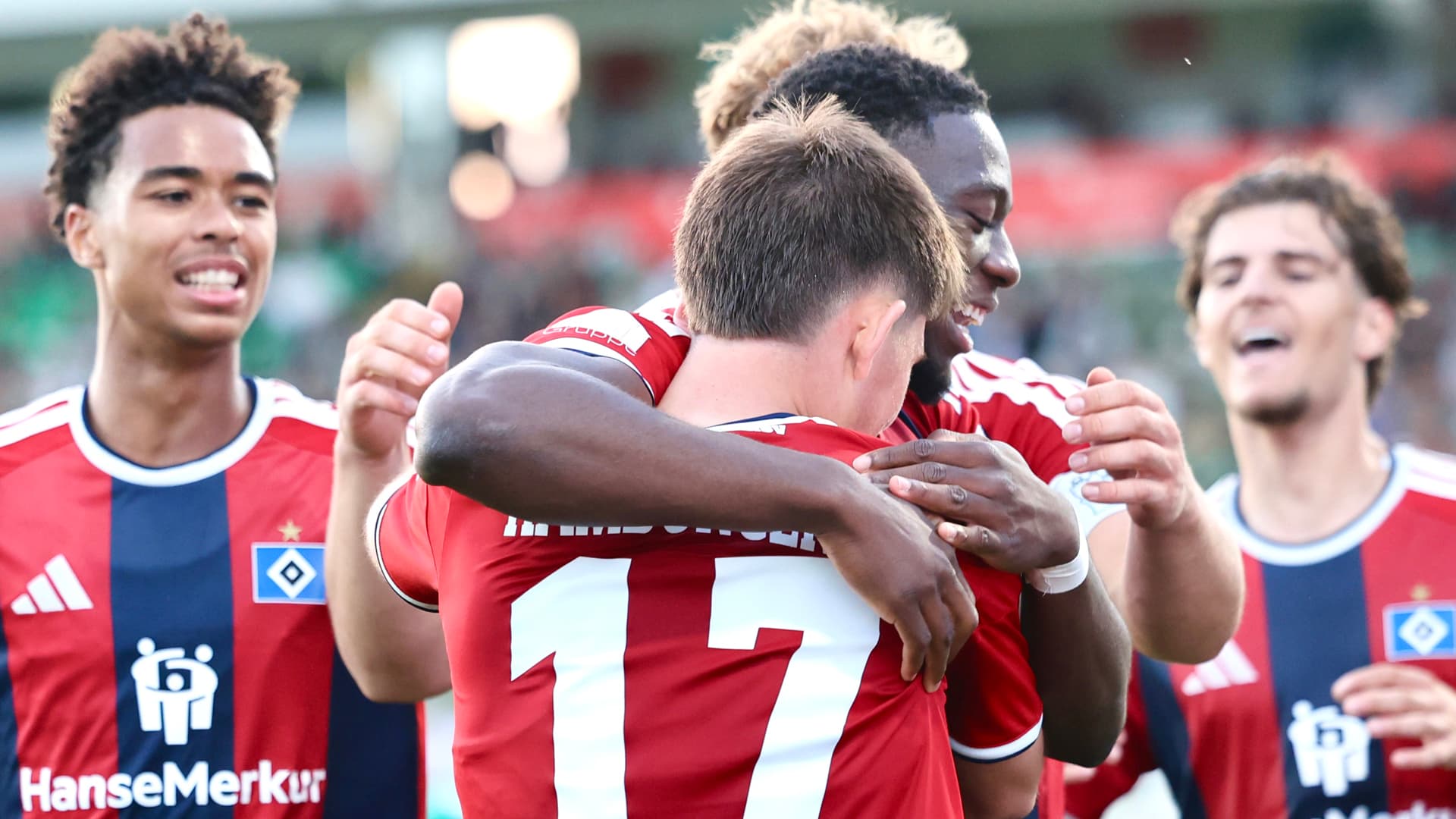 U21 bejubelt den 3:1-Sieg in Lübeck