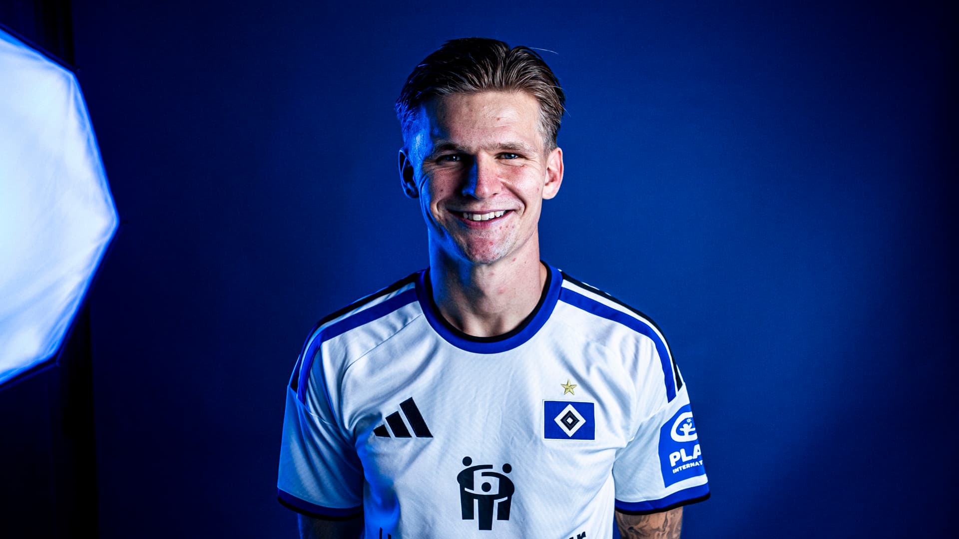 Portrait-Shooting David Möller Wolfe vor blauem Hintergrund