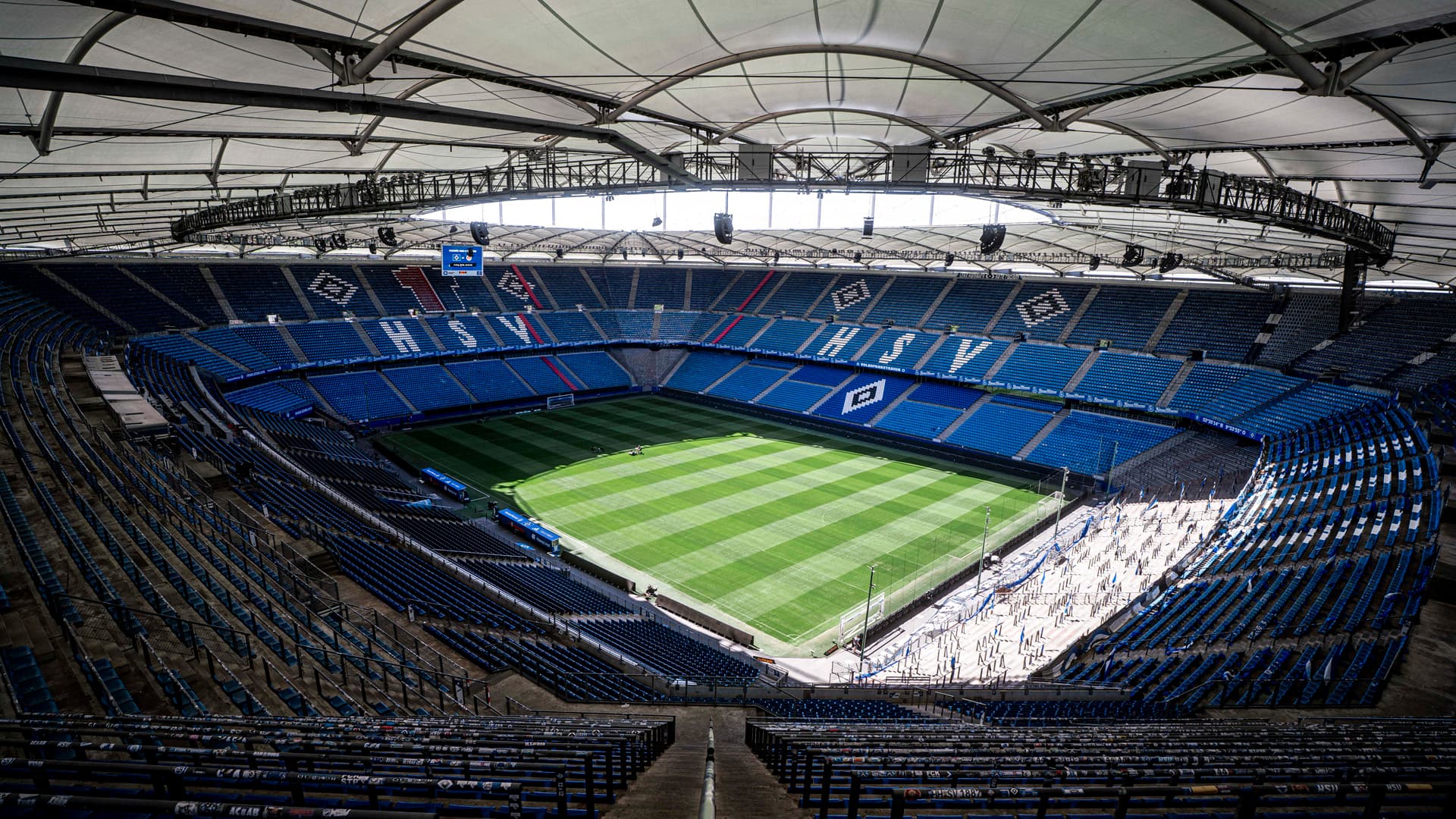 Blick ins leere Volksparkstadion von oben