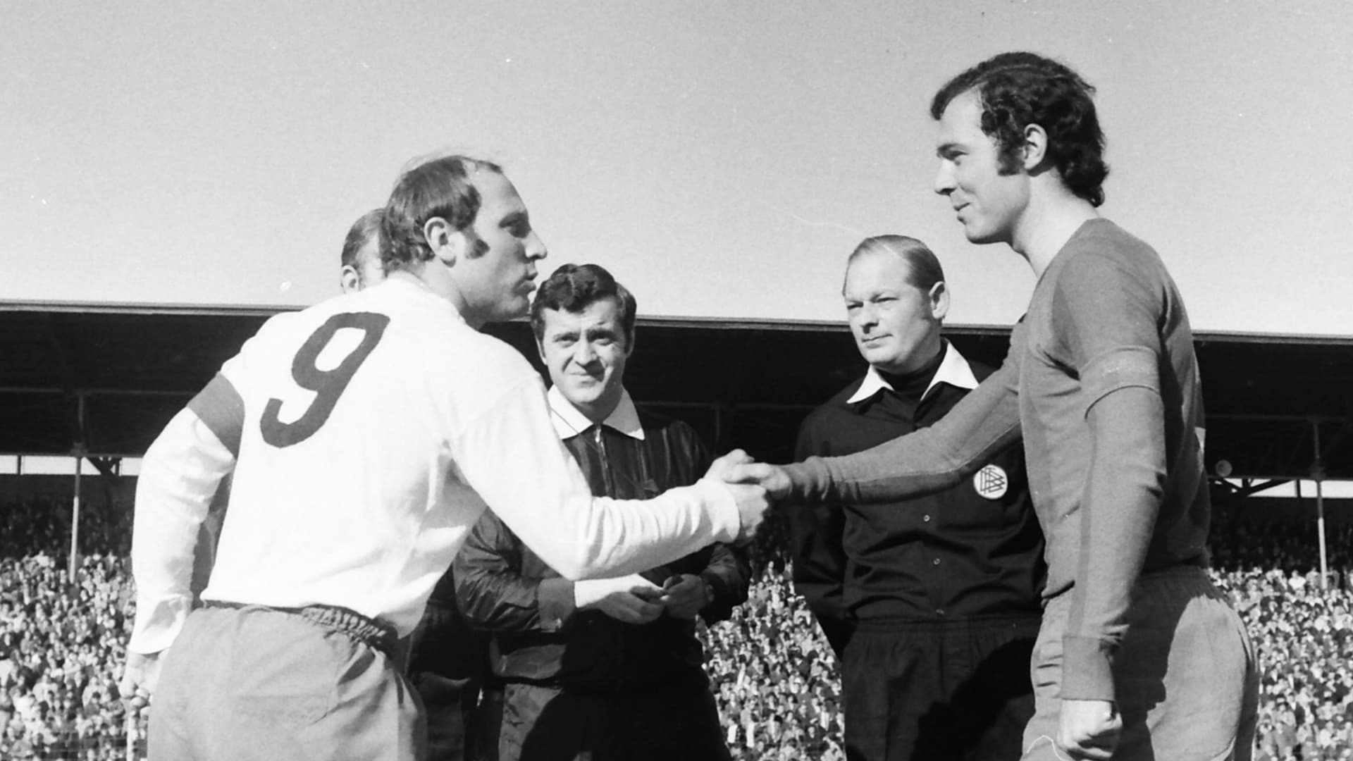 Uwe Seeler schüttelt bei der Platzwahl die Hand von Franz Beckenbauer