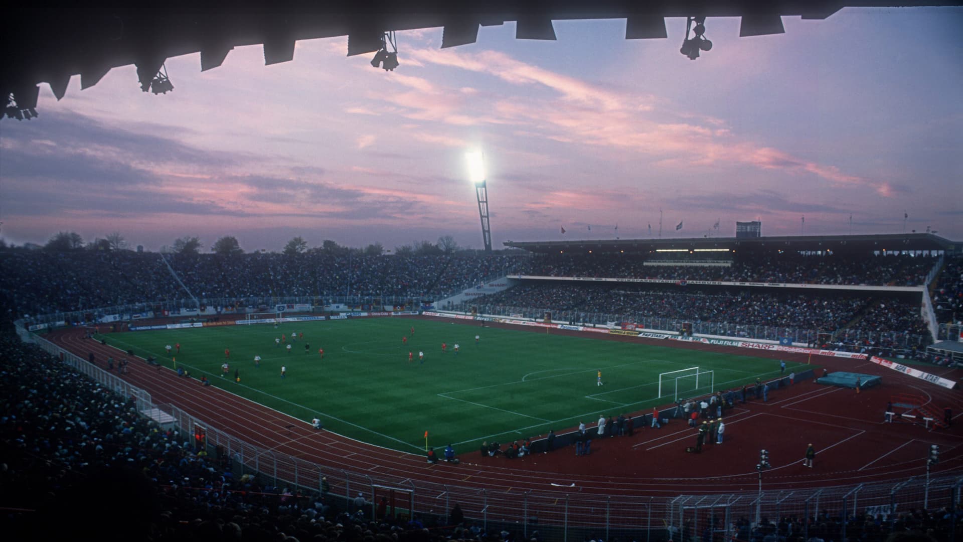 Aufnahme des alten Volksparkstadions in der Abenddämmerung