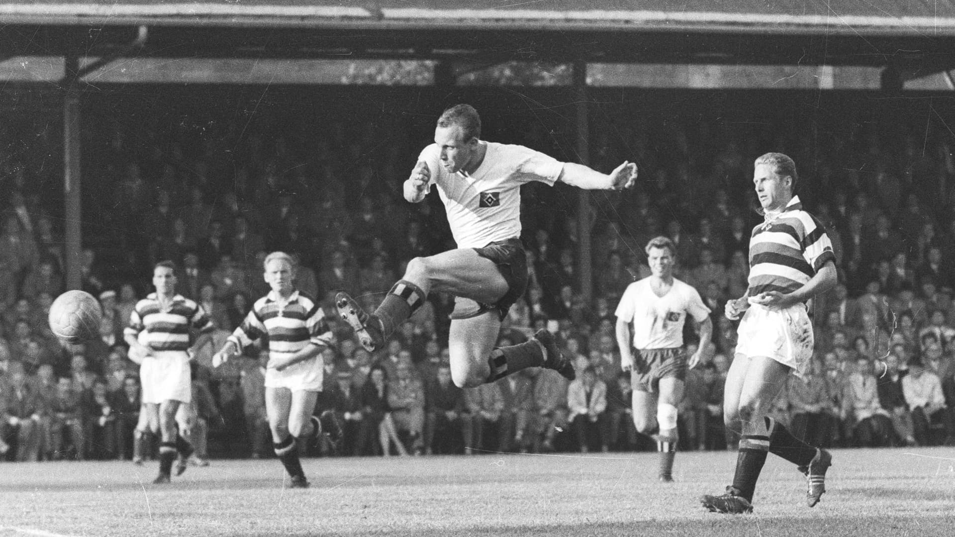 Uwe Seeler in der Luft stehend per Schuss gegen Altona