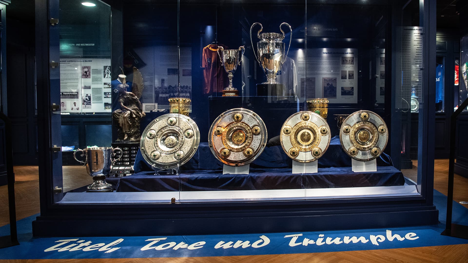 Eine Vitrine im HSV-Museum zeigt die Deutsche Meisterschalen sowie den Champions-League-Pokal