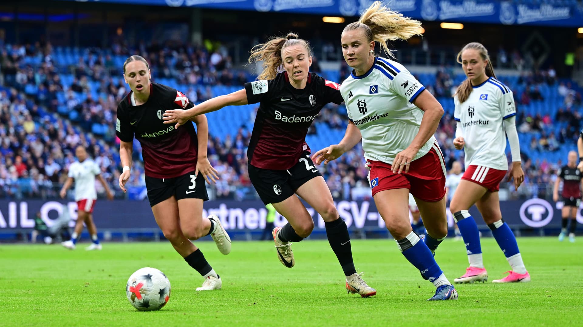 Zweikampf im Duell der HSV-Frauen gegen Freiburg