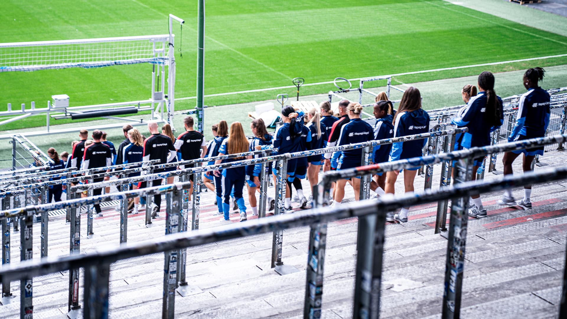 Die HSV-Frauen laufen bei einer Stadiontour die Treppen der Nordtribüne herunter