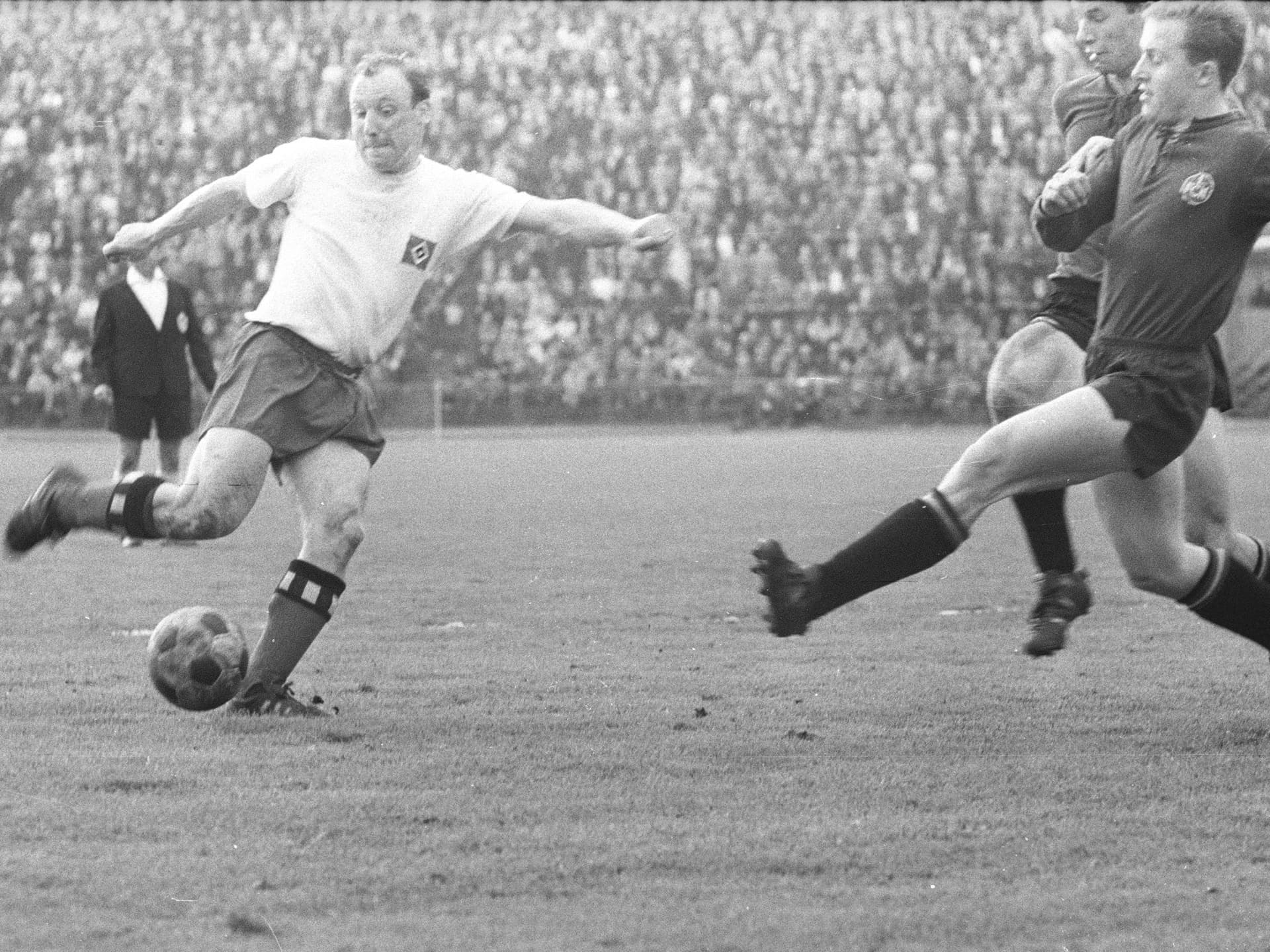 Uwe Seeler schießt im Spiel gegen den 1. FC Nürnberg