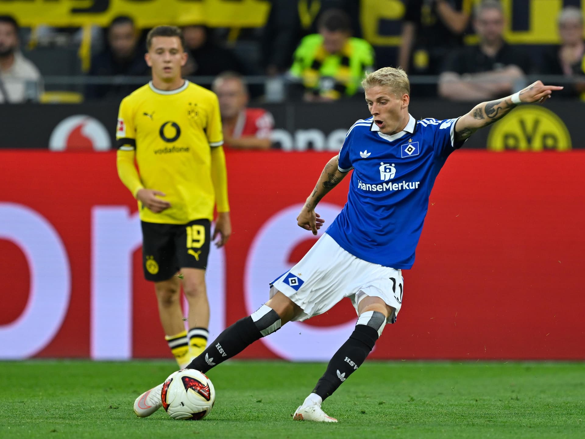 Grönbaek führt den Ball im Spiel beim BVB