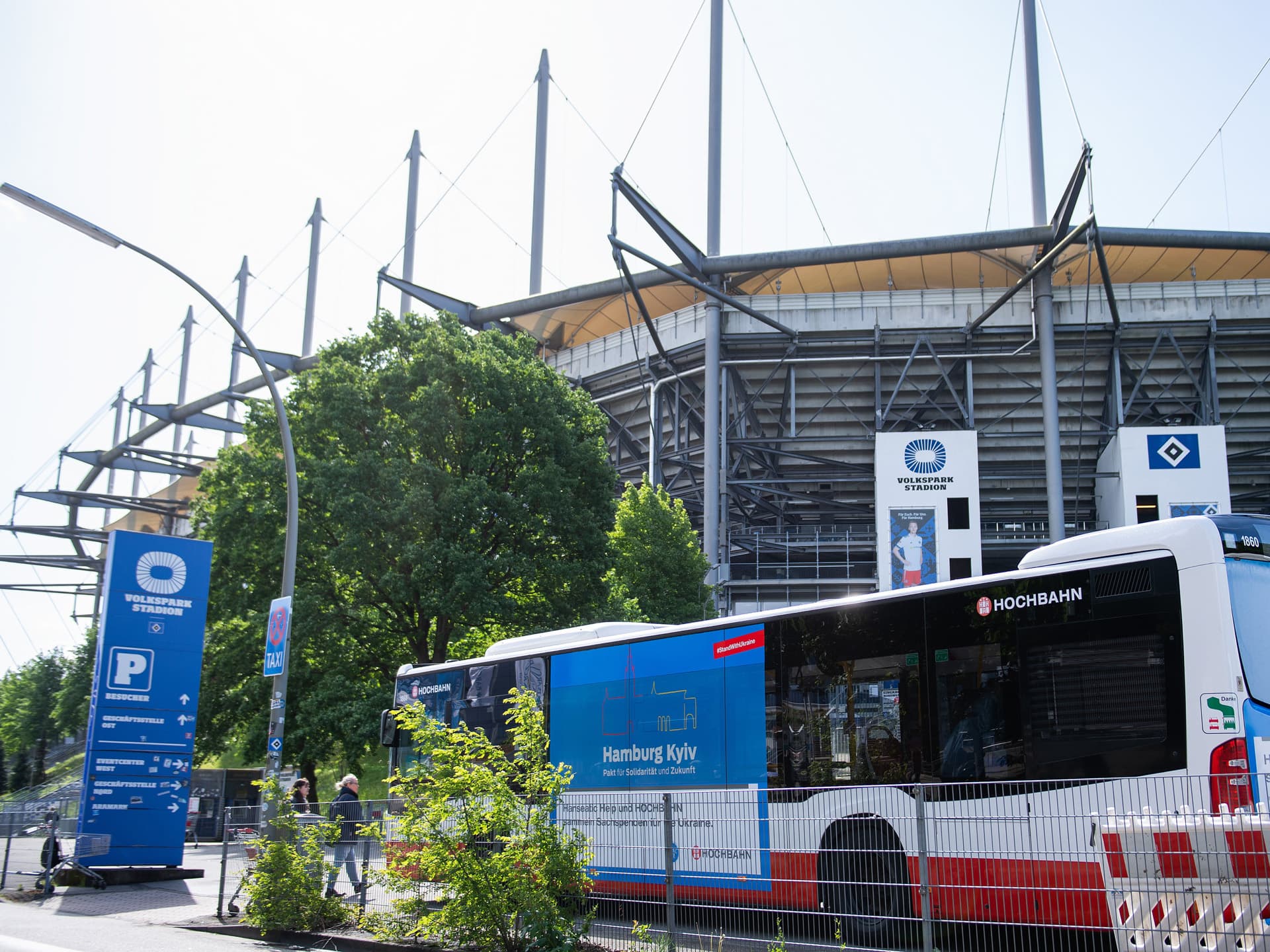 Bus vor dem Volksparkstadion
