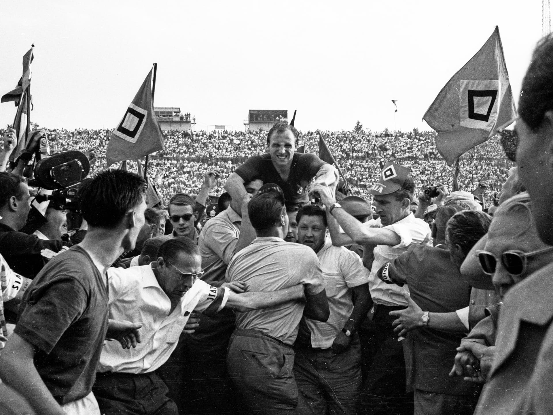 Uwe Seeler auf Schultern und Händen der Fans getragen
