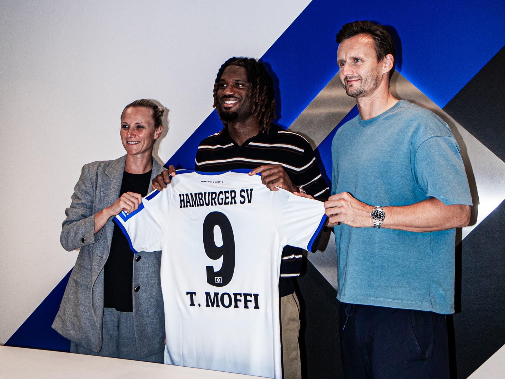 Kathleen Krüger und Claus Costa bei der Vorstellung von Neuzugang Terem Moffi (Mitte)