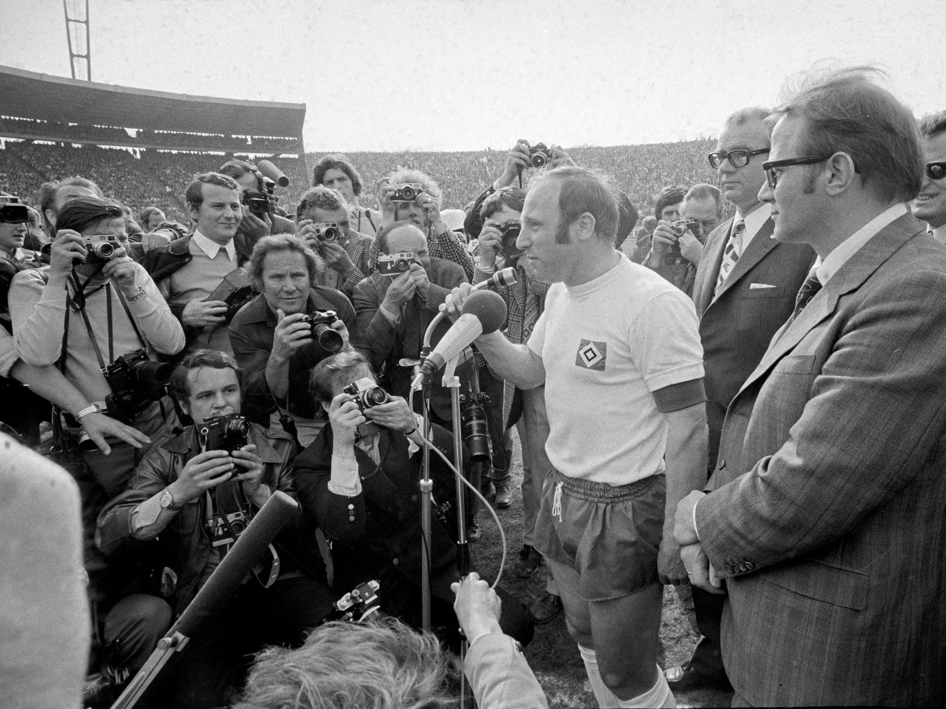 Uwe Seeler hält Rede vor seinem Abschiedsspiel