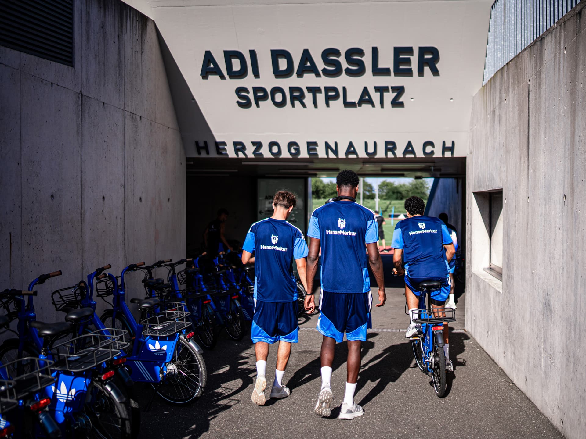 Rothosen trainieren auf dem Adi Dassler Sportplatz in Herzogenaurach