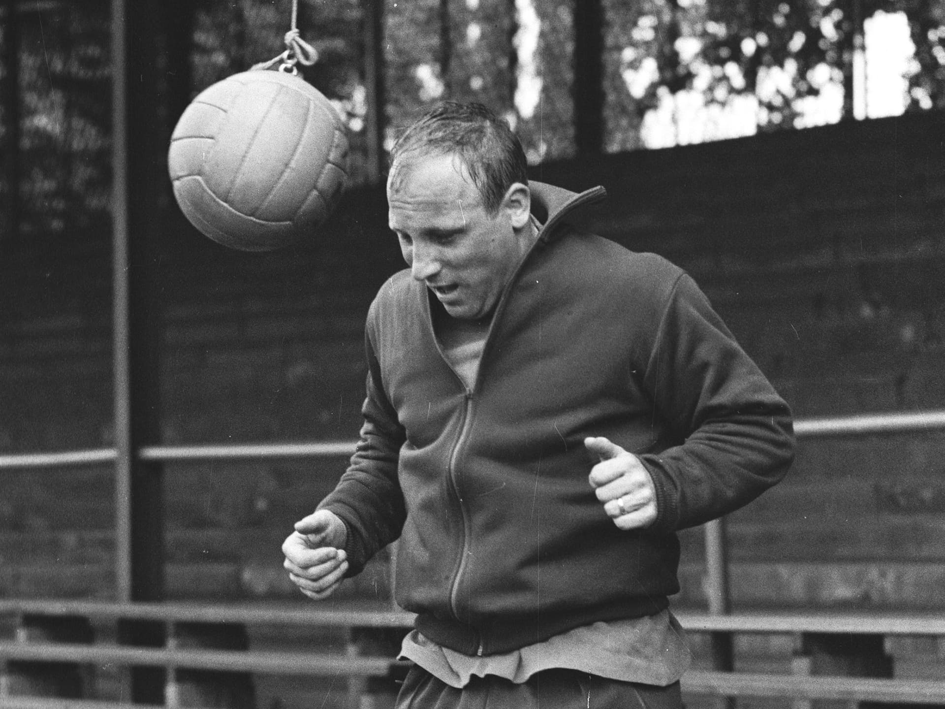 Uwe Seeler am Kopfballpendel.