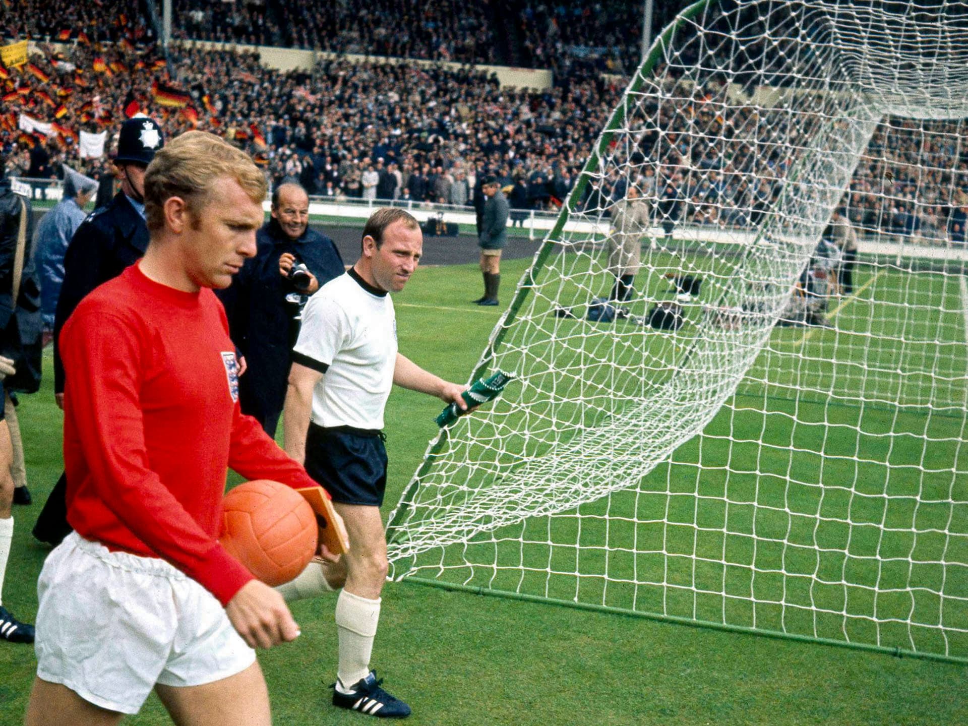 Uwe Seeler im WM-Finale 1966 beim Begehen des Platzes.