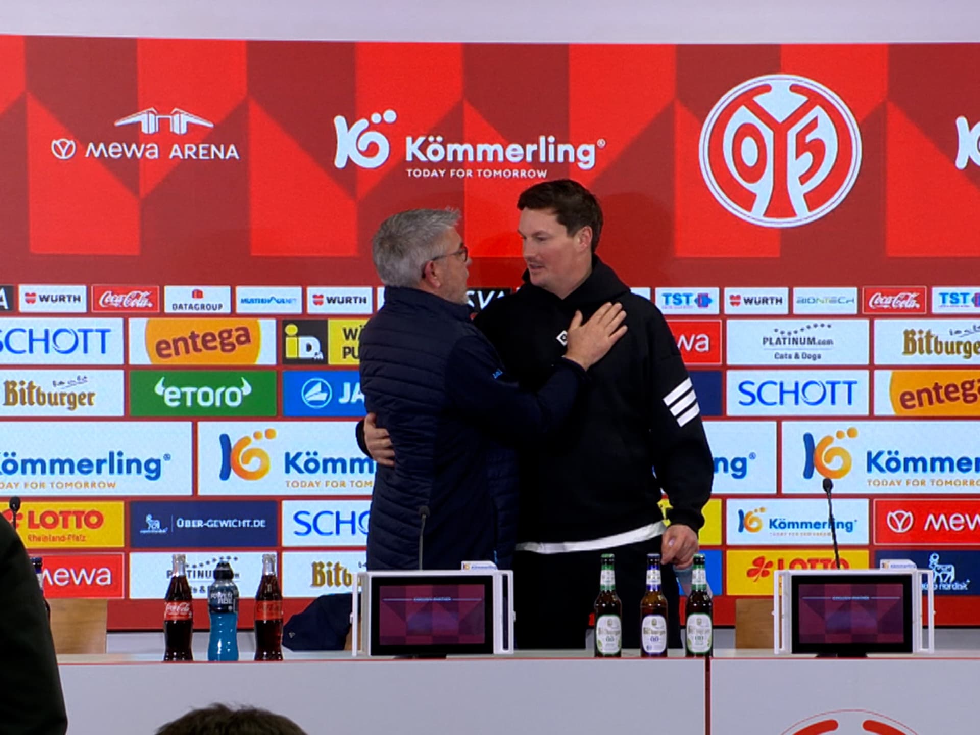 Urs Fischer und Merlin Polzin drücken sich.