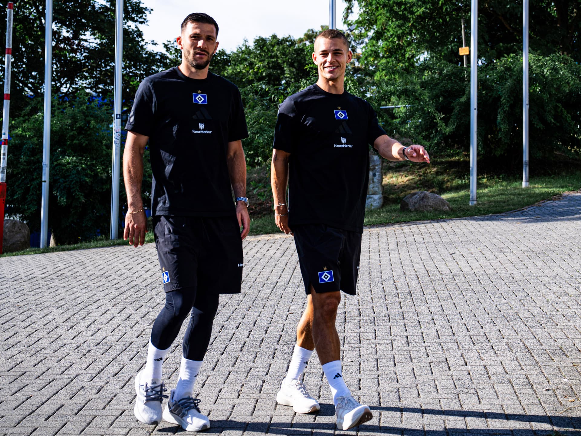 Miro Muheim und Daniel Heuer Fernandes auf dem Weg zum Training am Volksparkstadion
