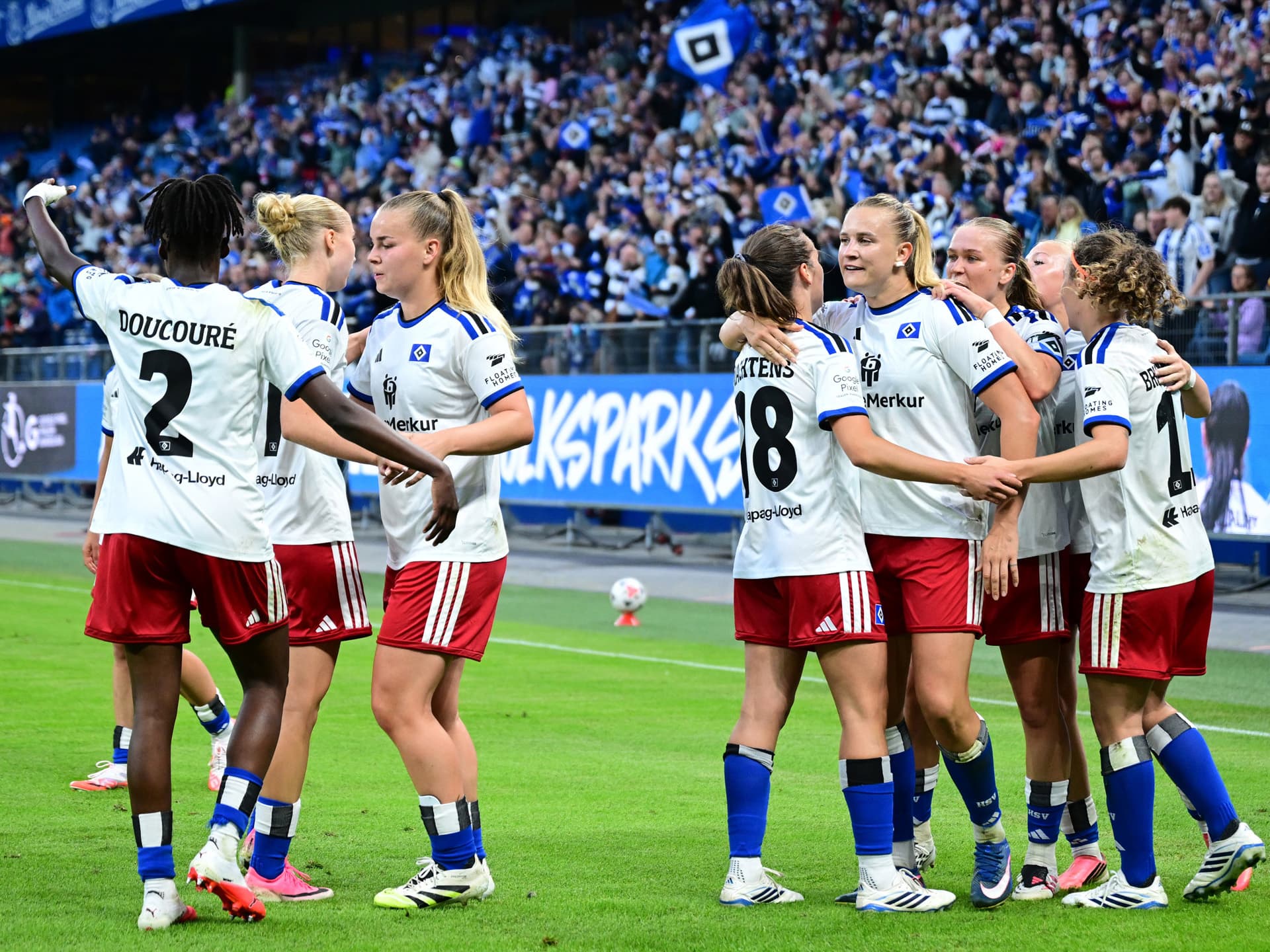 Jubel der HSV-Frauen über das 1:1 im Heimspiel gegen Freiburg