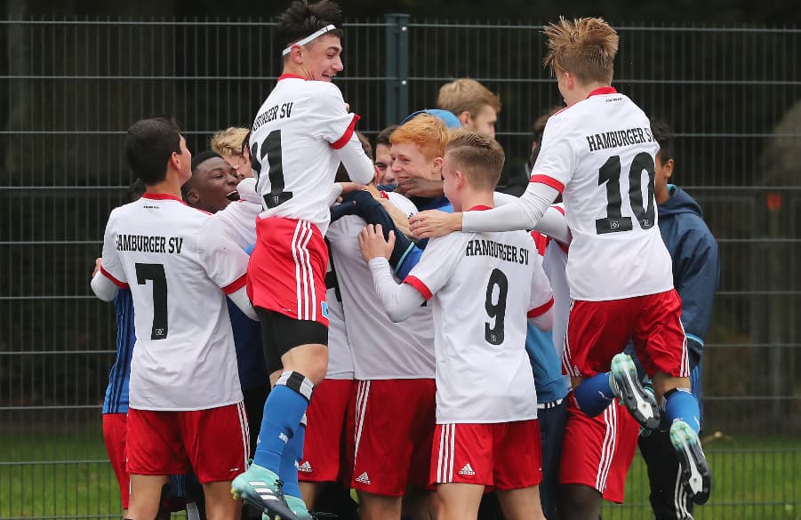 So sieht pure Freude aus. Die U16 mit der Jubeltraube nach dem 2:0-Siegtreffer gegen den VfL Wolfsburg.
