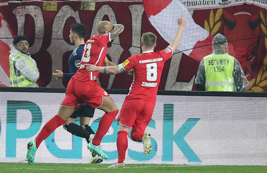Nachdem der HSV zweimal knapp die Führung verpasst hatte, traf Boyd zum 1:0.