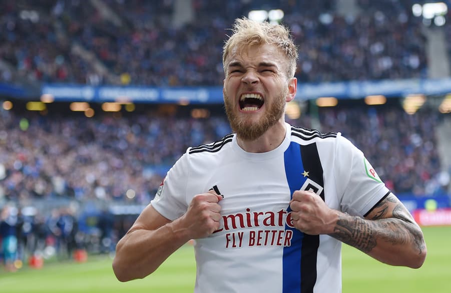 Timo Letschert erzielte die HSV-Führung und bejubelte sein 1:0 gebührend vor der Nordtribüne.