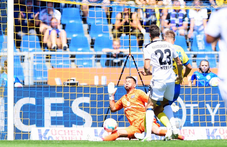 HSV-Keeper Daniel Heuer Fernandes verhinderte mehrfach das Braunschweiger Führungstor.