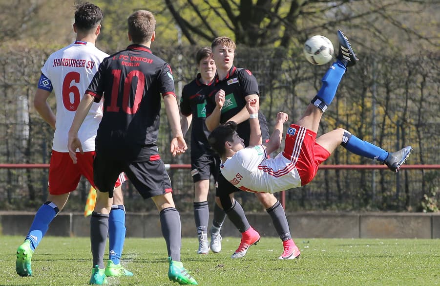 Auch diese akrobatische Einlage half der U17 gegen Union Berlin nicht weiter.