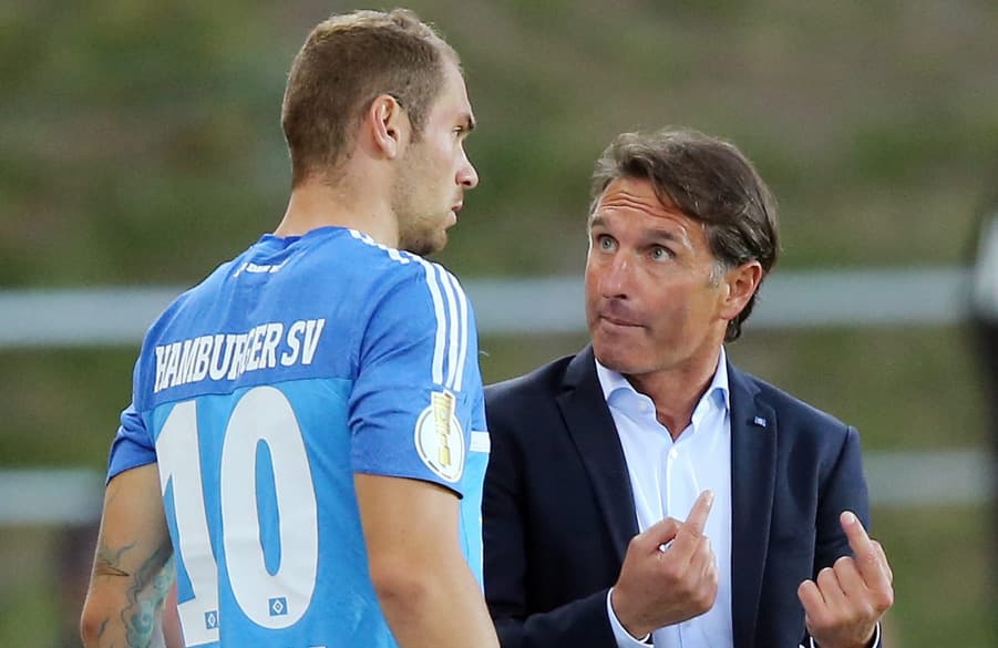 Bruno Labbadia und Pierre-Michel Lasogga im Gespräch.