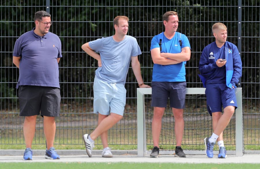 Ein häufig gesehenes Bild: Sebastian Harms (2.v.r.) am Spielfeldrand bei einer NLZ-Partie.