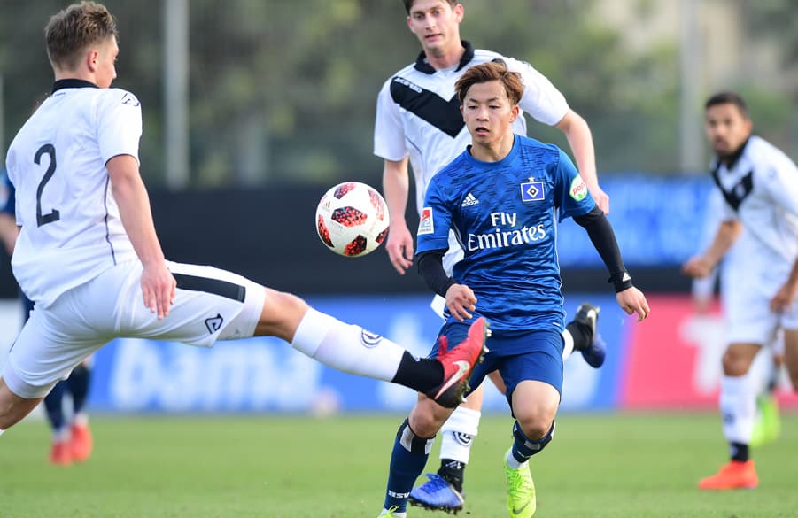 Tatsuya Ito im Dribbling.