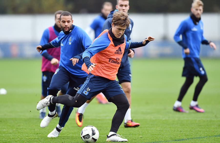Gotoku Sakai passes during training.