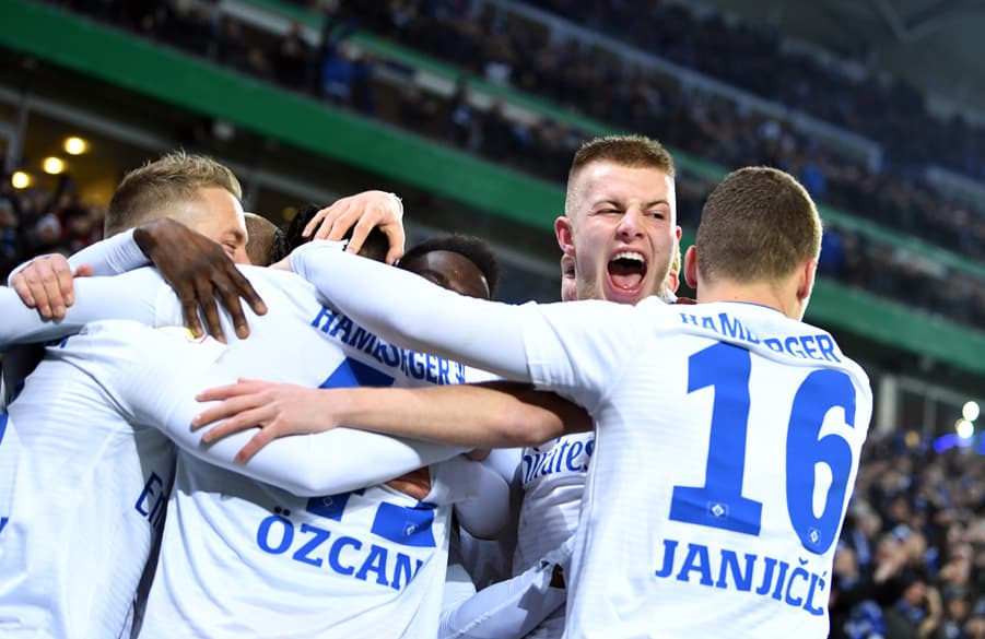 Rick van Drongelen und seine Teamkollegen bejubeln das 1:0 durch Berkay Özcan.