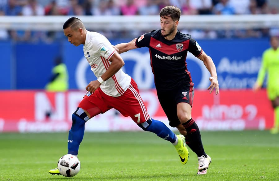 Bobby Wood im Zweikampf beim Bundesliga-Auftakt gegen Ingolstadt.
