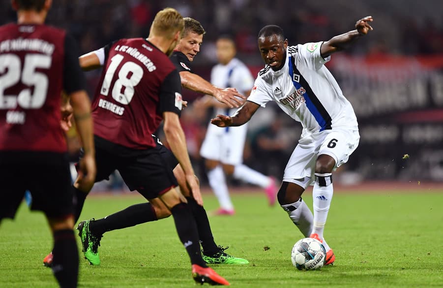 David Kinsombi im Duell mit Hanno Behrens.