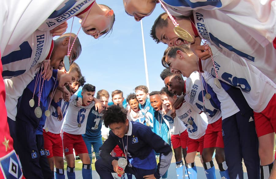 Die U13 feiert ihren deutlichen Pokalsieg.