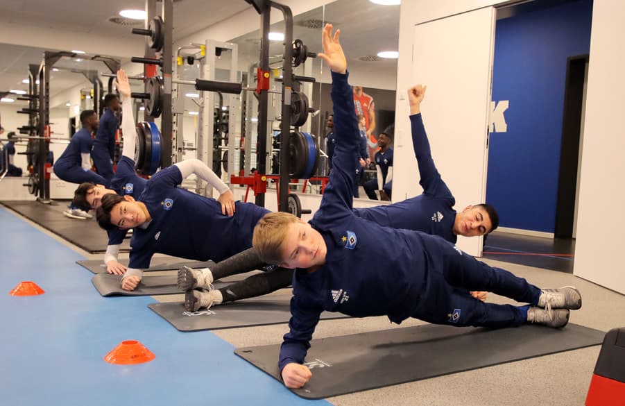 Auch Krafttraining kann zur Regeneration, die als sehr individueller Prozess zu verstehen ist, beitragen.