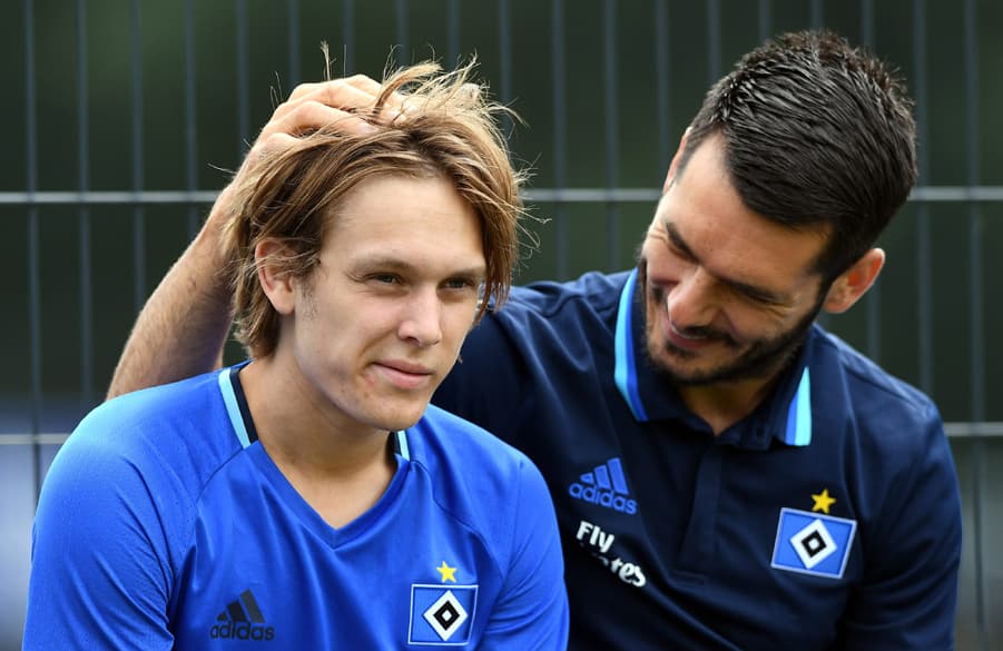 Emir Spahic streichelt Alen Halilovic aufmunternd über den Kopf.