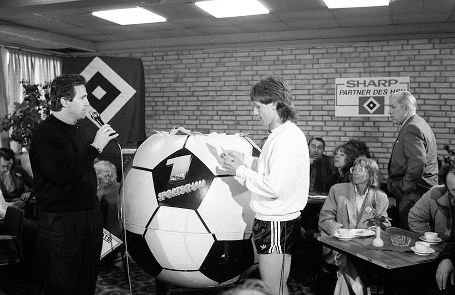 Wer mitmacht, kann gewinnen: Torschütze Frank Mill und Sportschau-Moderator Rainer Koppke im Mai 1988 an der "Wahl-Urne" im VIP-Raum des Volkparkstadions.